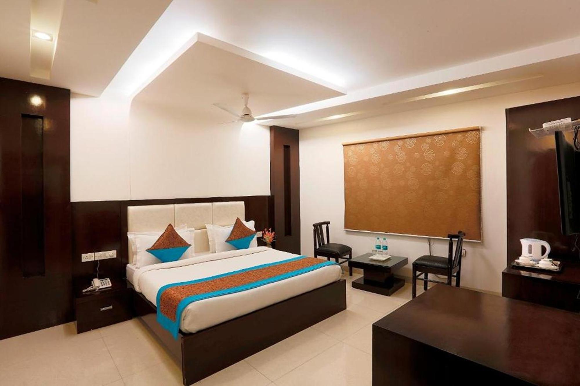 Anand Lok Hotel